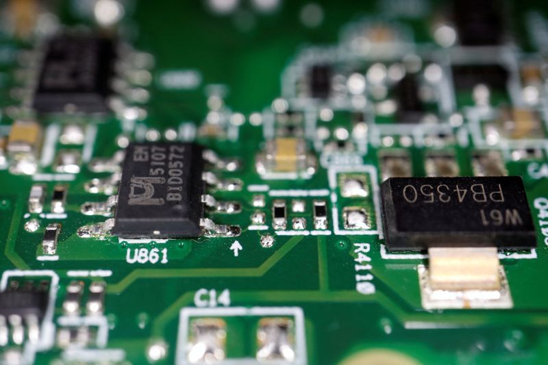 Puces électroniques posées sur un circuit imprimé, illustrant les semi-conducteurs pour l'intelligence artificielle