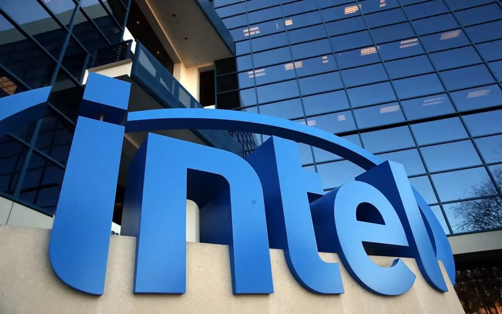 Le logo du fabricant de puces Intel sur un bâtiment du groupe
