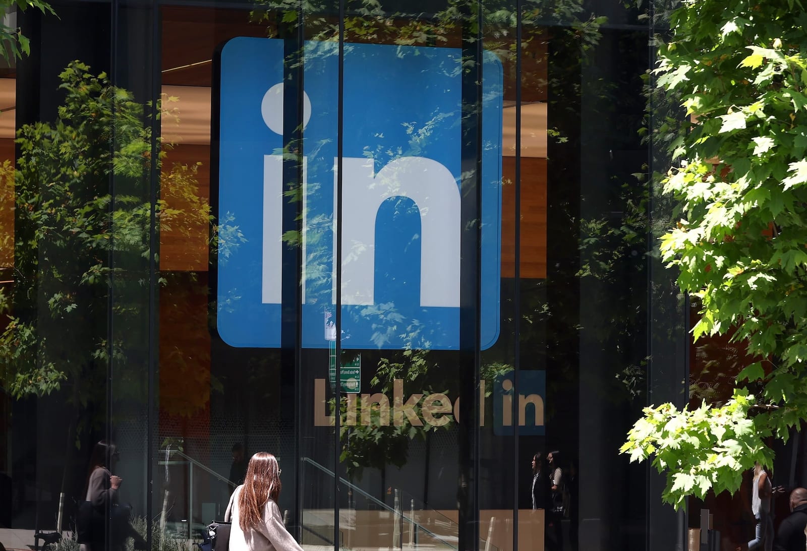 Un bureau avec le logo LinkedIn, illustrant l'essor des contenus générés par IA sur le réseau