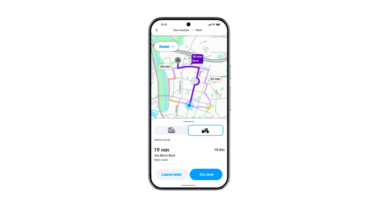Un motard en ville guidé par la navigation Waze sur son smartphone