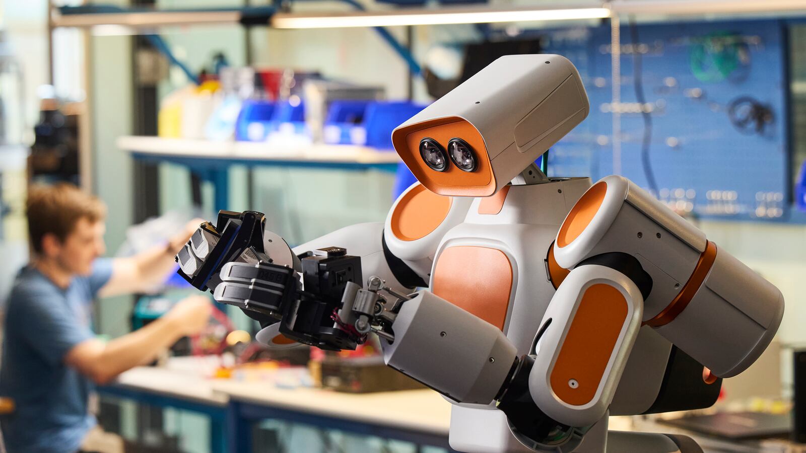 Un robot roulant à bras de Walden Robotics, aux couleurs orange et blanc