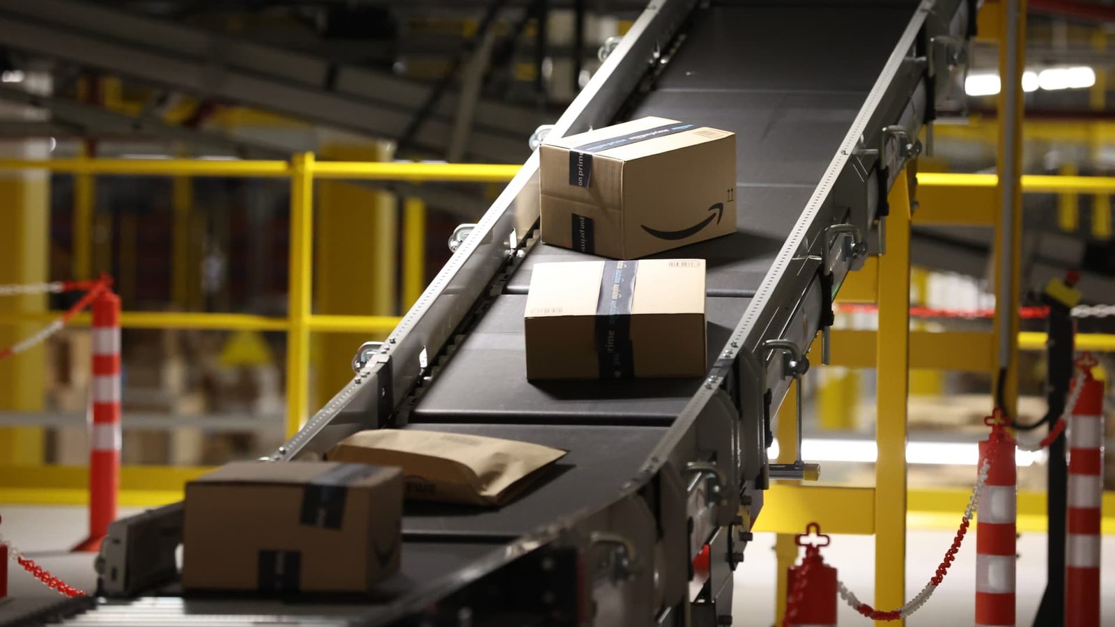 Colis de livraison au logo Amazon
