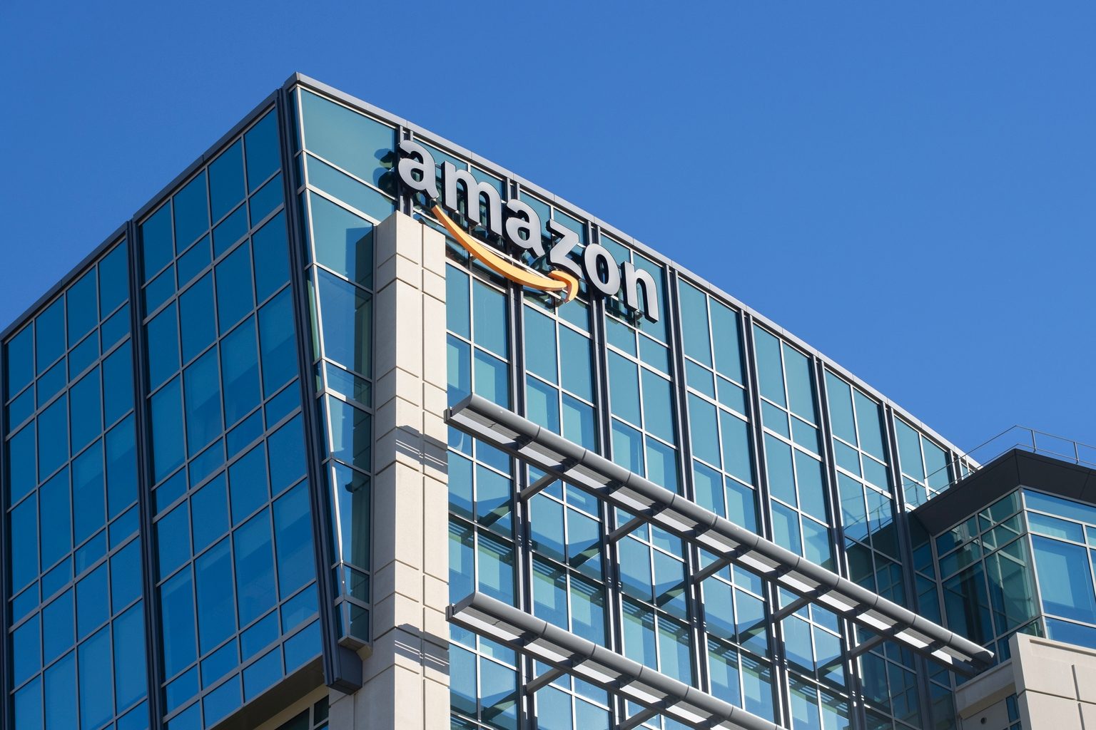 Le logo Amazon sur la façade vitrée d'un immeuble de bureaux