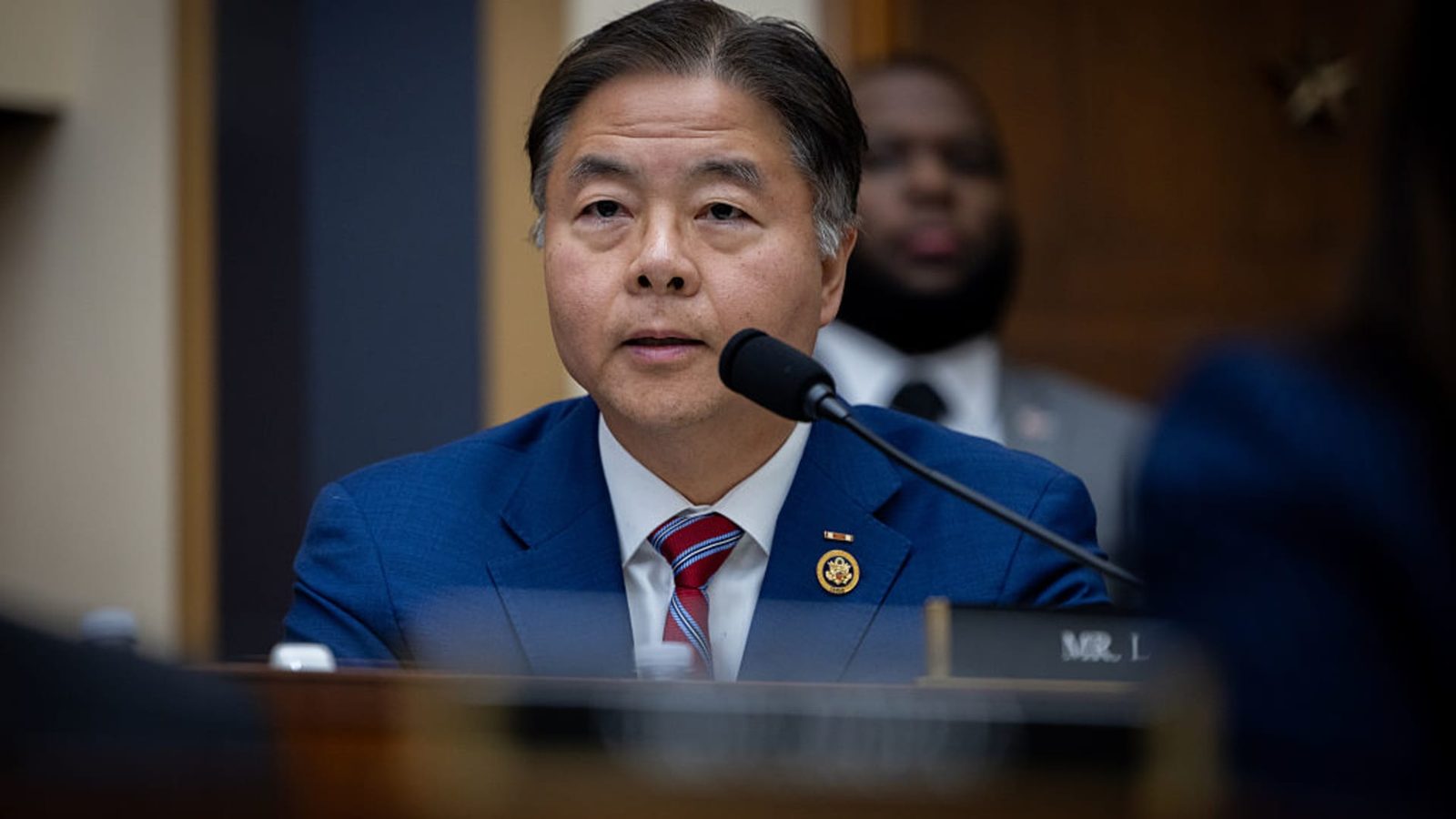 Le représentant Ted Lieu s'exprimant lors d'une audition au Congrès américain
