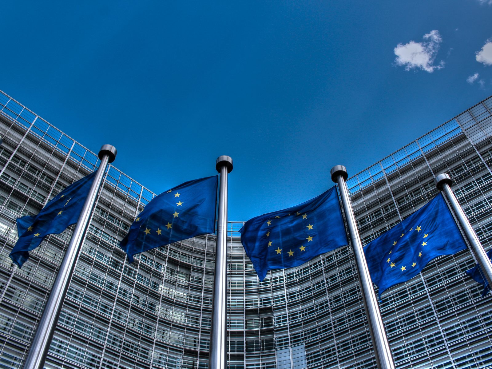 Drapeaux de l'Union européenne devant le bâtiment Berlaymont de la Commission européenne à Bruxelles.