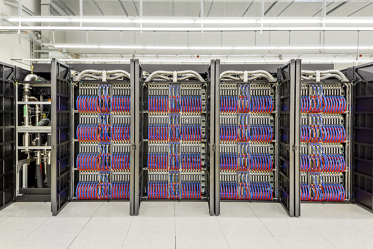 Les armoires du supercalculateur Alps, au Centre suisse de calcul scientifique à Lugano