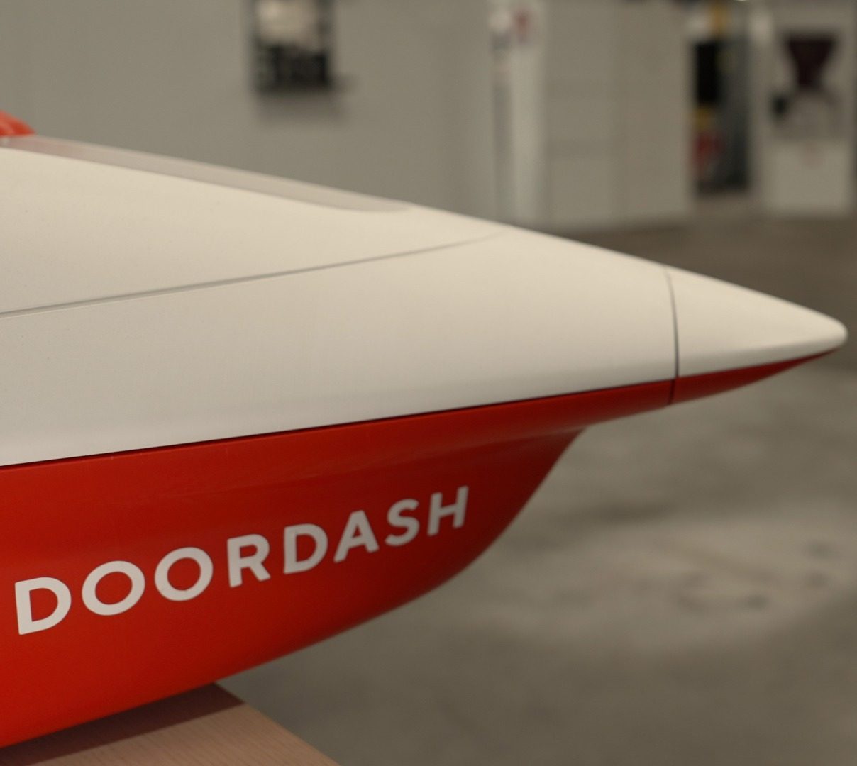 Le nez du drone de livraison DoorDash Air, rouge et blanc