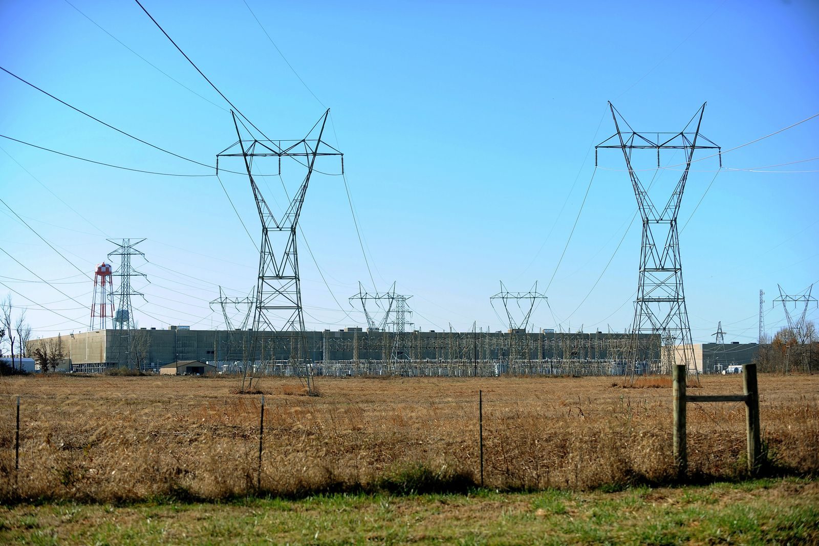 L'ancienne usine d'enrichissement d'uranium de Paducah, dans le Kentucky, derrière des lignes à haute tension.