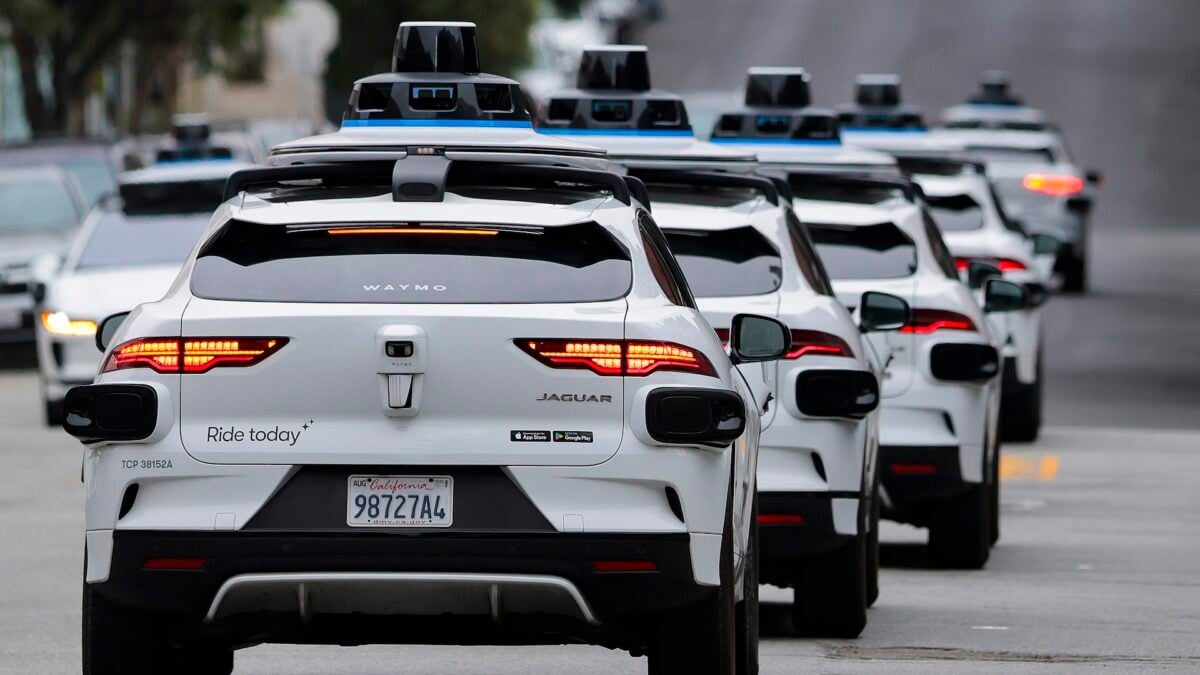 Une file de robotaxis Waymo Jaguar dans une rue américaine