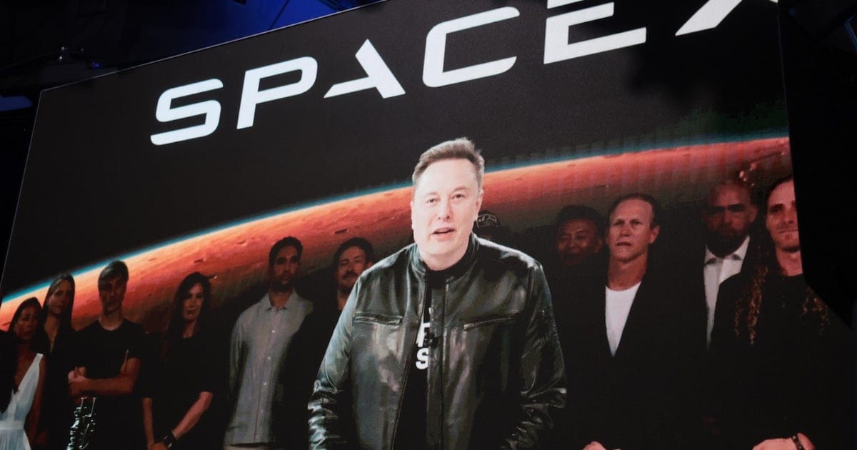 Une publicité SpaceX et Elon Musk sur un panneau numérique
