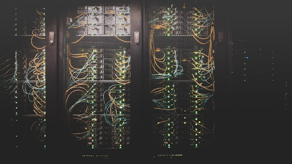 Rangées de serveurs dans une salle de datacenter