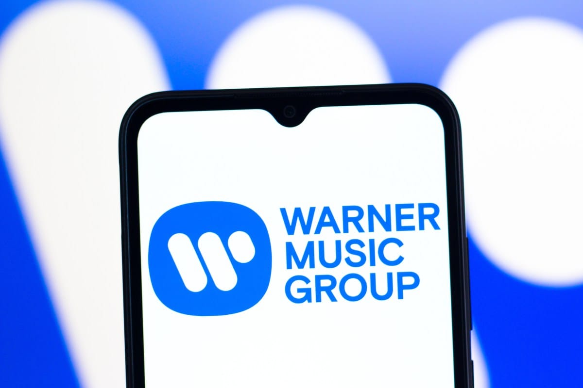 Logo et univers visuel de Warner Music Group