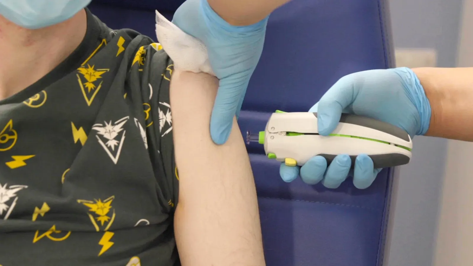 Volontaire recevant un vaccin universel lors d'un essai clinique