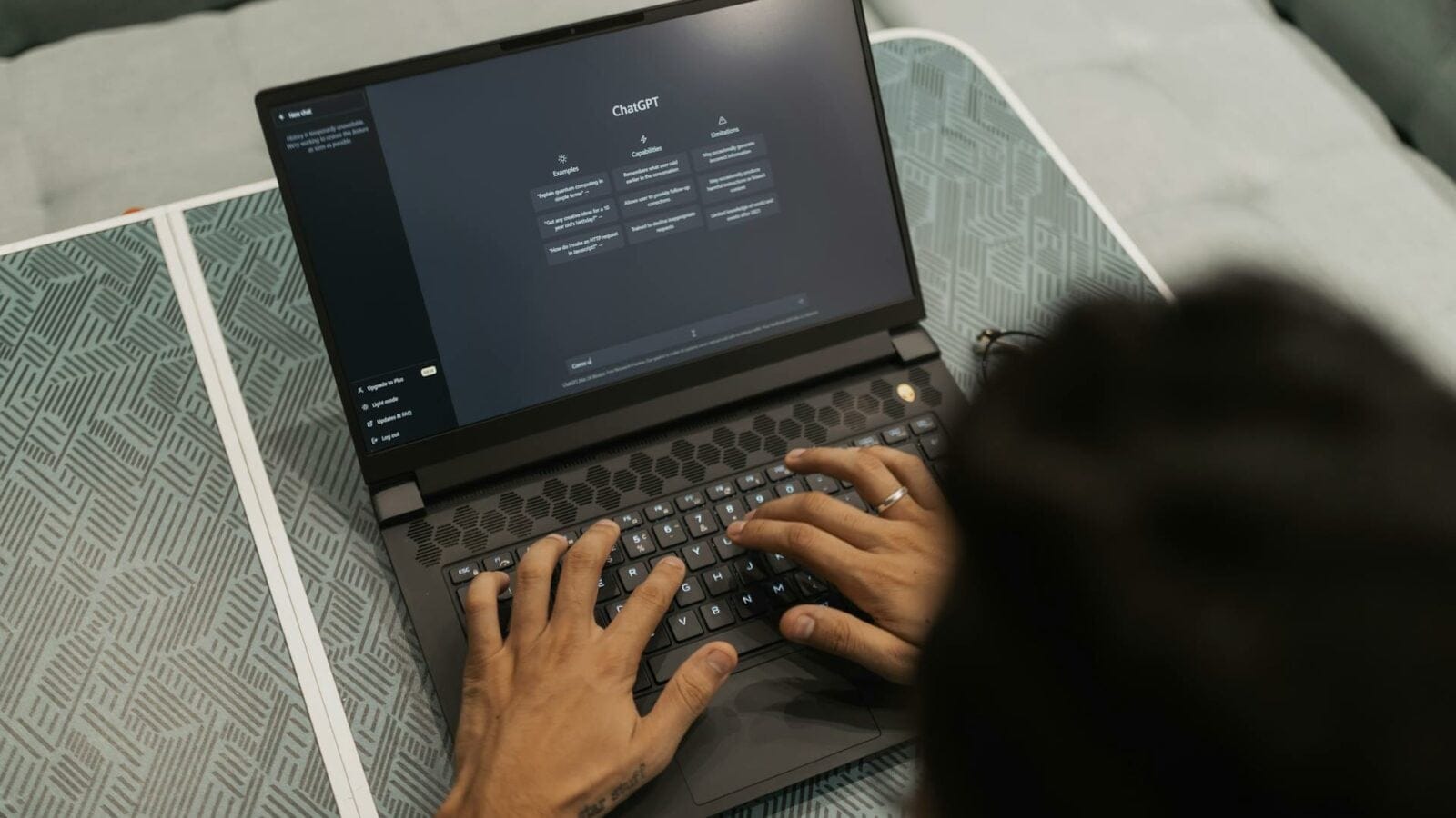 Une personne utilise ChatGPT sur un ordinateur portable