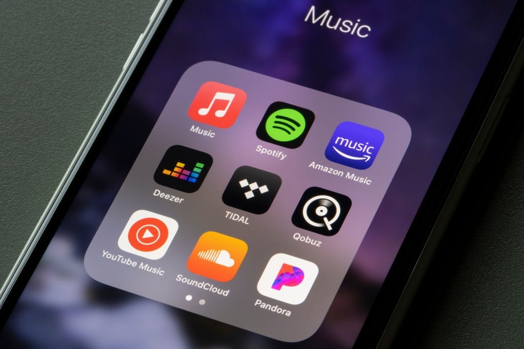 Une personne écoute de la musique en streaming sur son smartphone