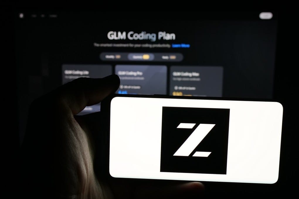 Logo de Zhipu AI et illustration de code informatique