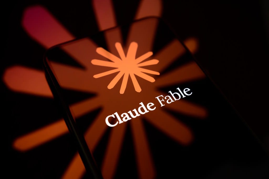 Le logo du modèle Claude Fable d'Anthropic affiché sur un smartphone