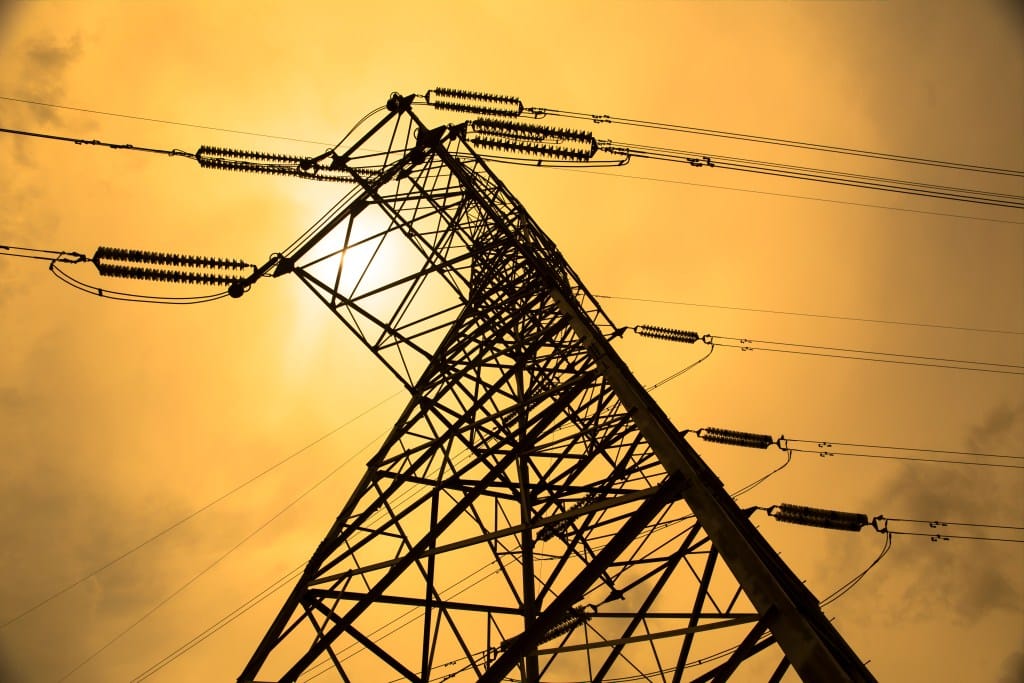 Pylônes électriques haute tension symbolisant l'infrastructure de réseau pour les data centers IA