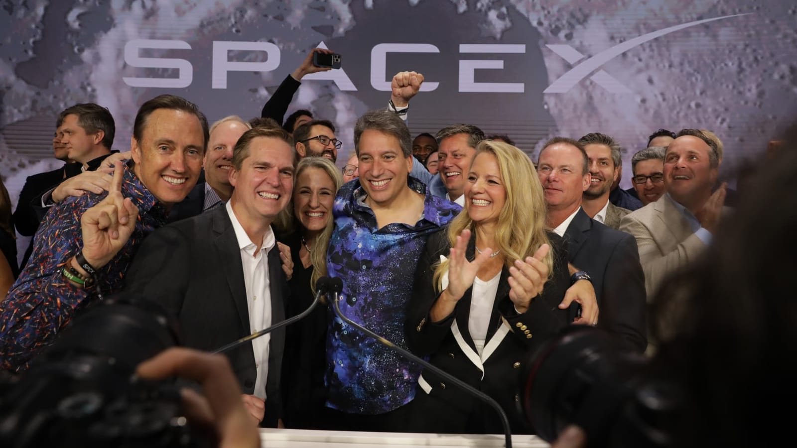 Le logo de SpaceX lors de son introduction en Bourse au Nasdaq