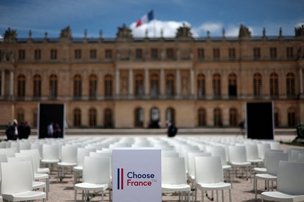 Le château de Versailles et le panneau Choose France avant l'ouverture du sommet